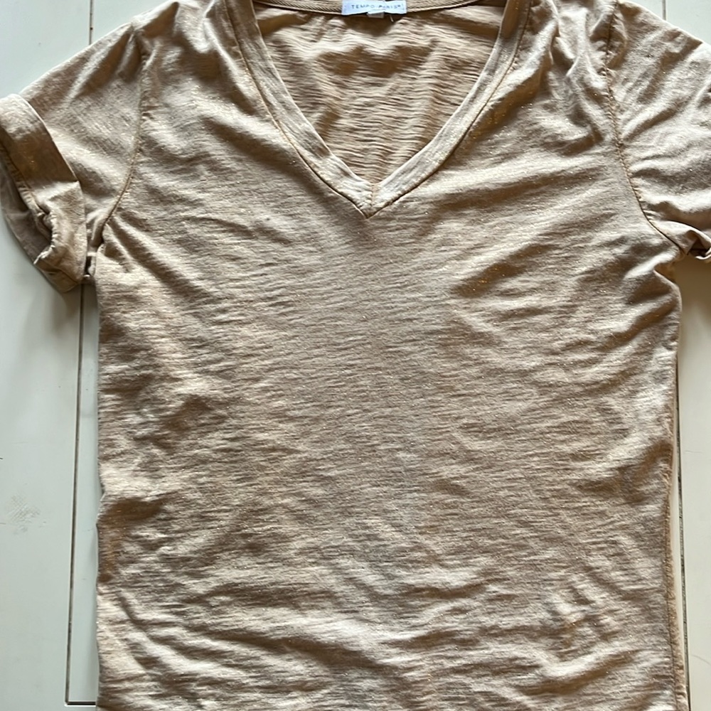 Tempo Paris Top Vneck Short Sleeve Shimmering Cotton Tee size is S/M